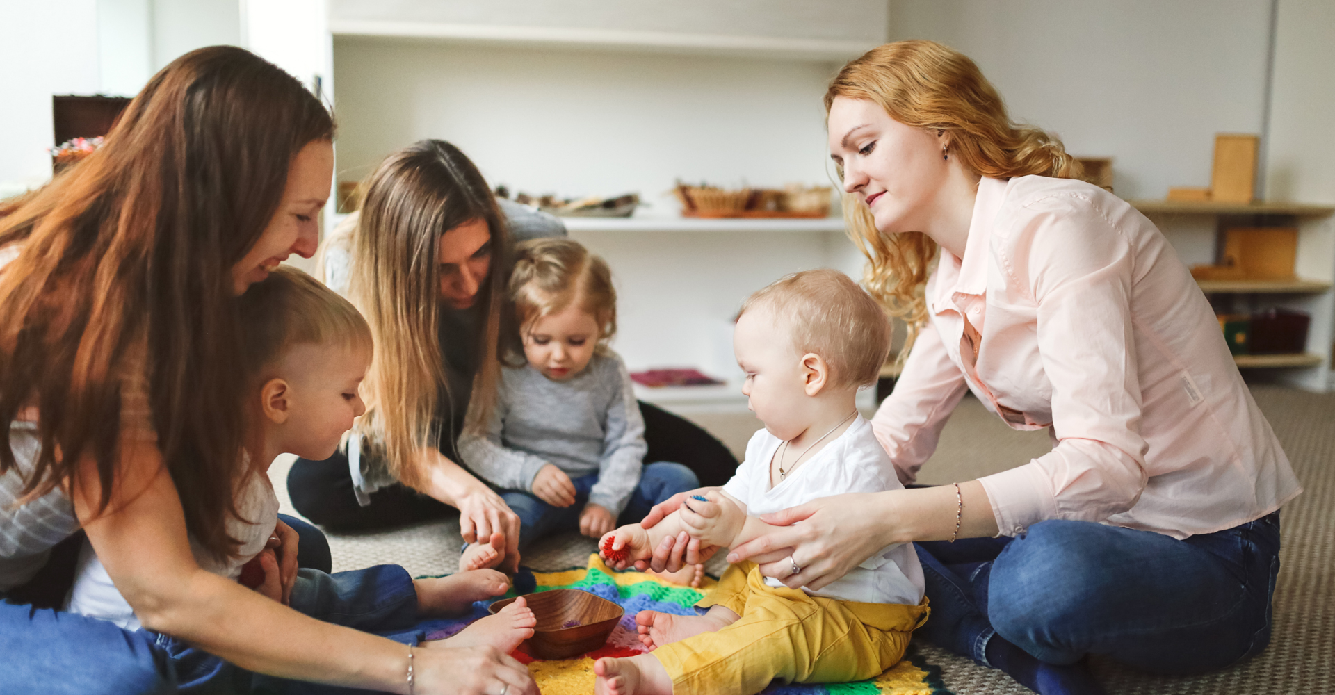 Kind malt konzentriert mit Buntstiften an einem Tisch