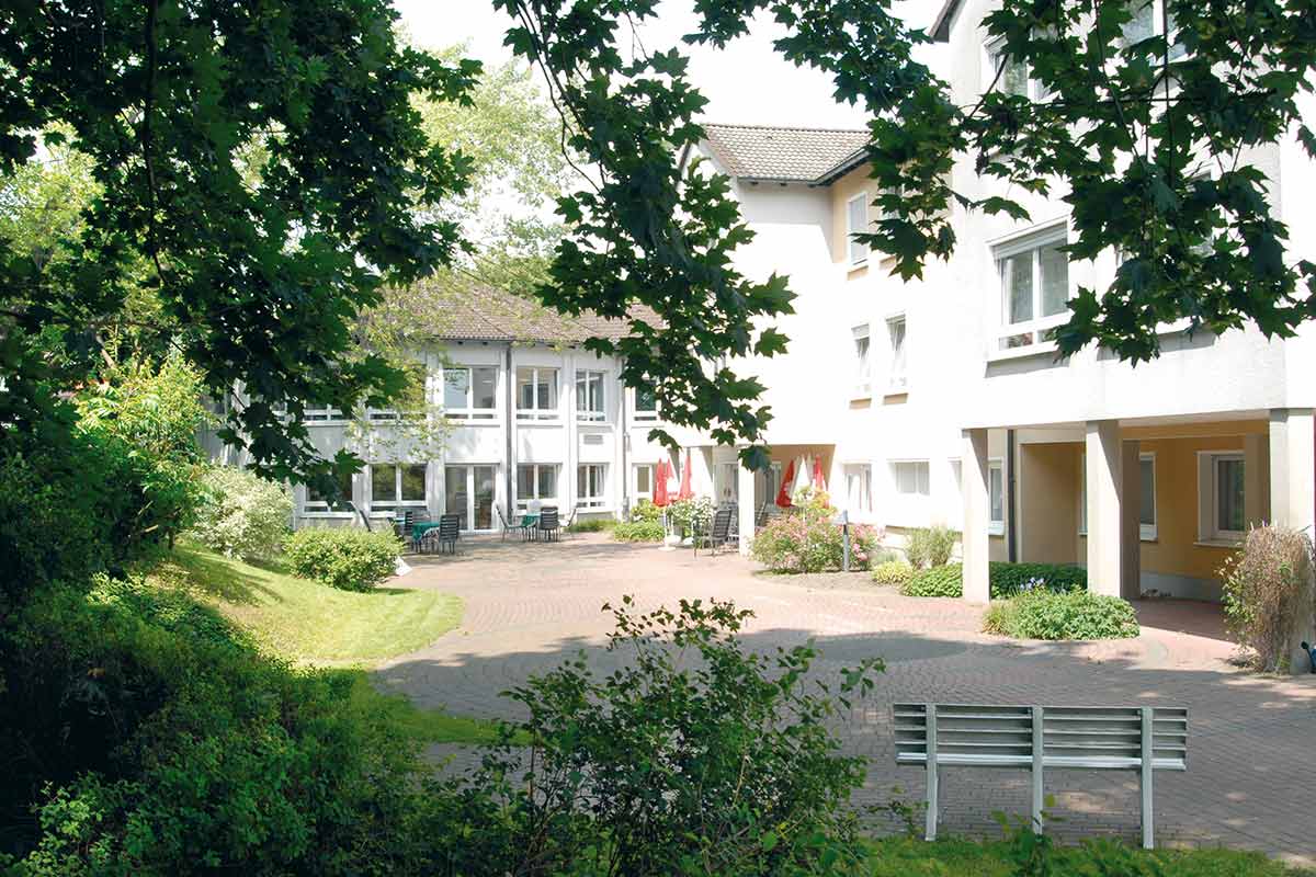 Außenansicht des Haus Elisabeth Terasse mit Begrünung und Sitzplätzen